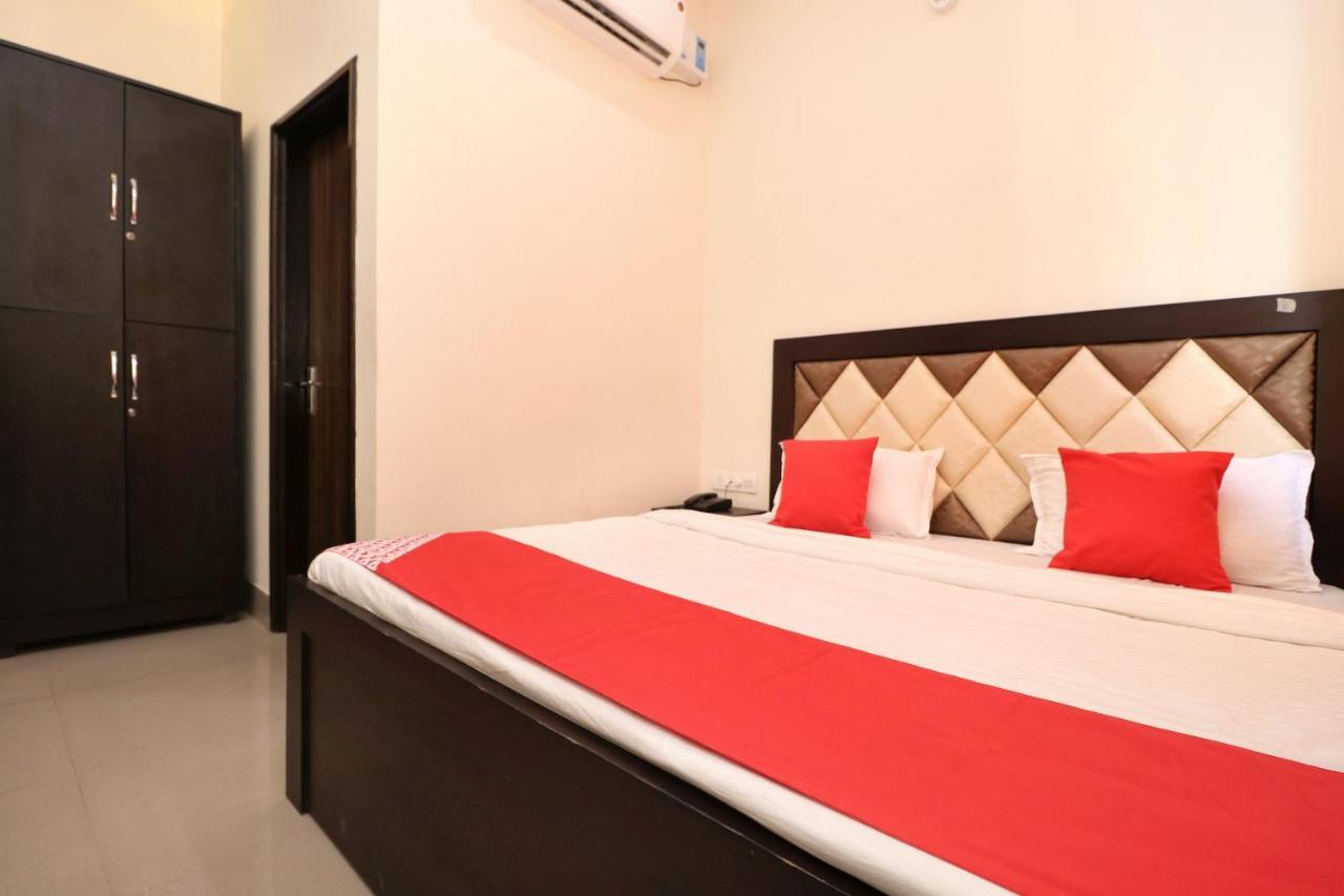 Oyo 23235 Hotel Roopmahal & Restaurant Amritsar Esterno foto