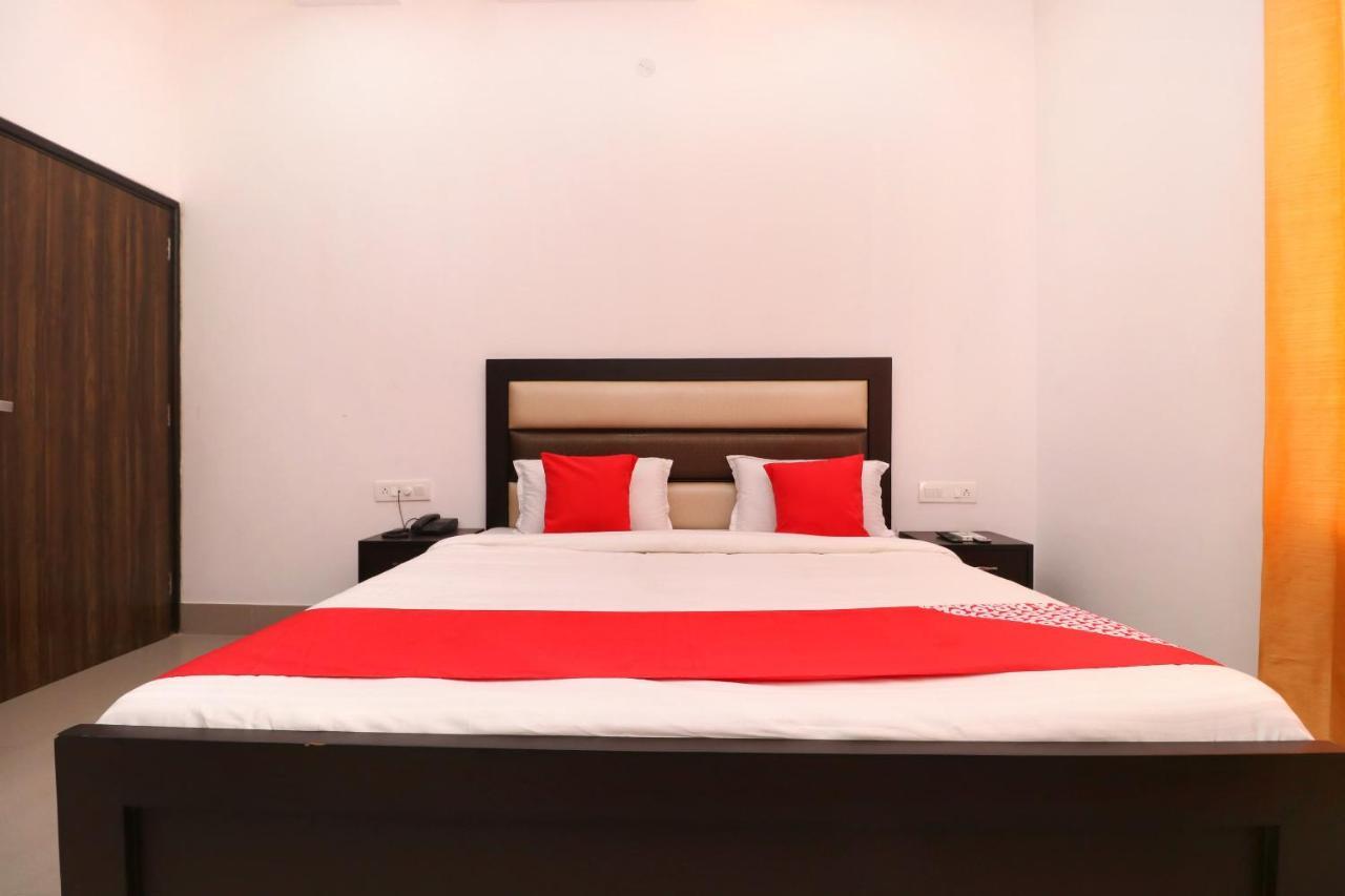 Oyo 23235 Hotel Roopmahal & Restaurant Amritsar Esterno foto